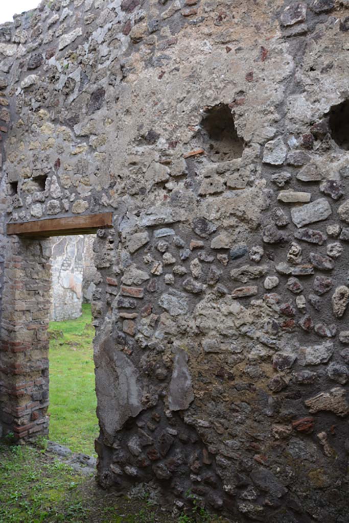 IX.5.18 Pompeii. March 2018. Room “h”, looking along north wall towards doorway to atrium “b”.
Foto Annette Haug, ERC Grant 681269 DÉCOR.