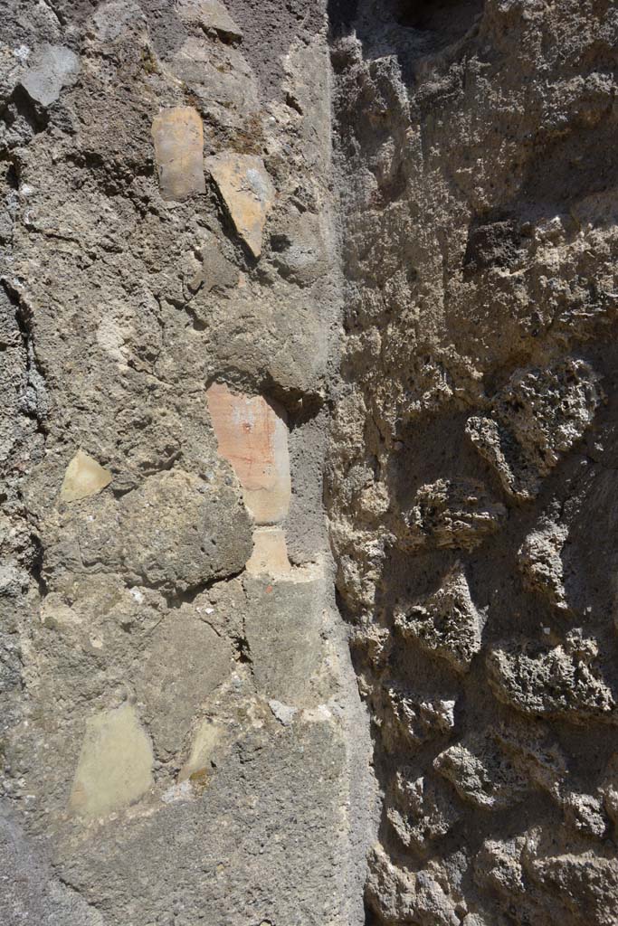 IX.5.18 Pompeii. May 2017. Room h, south-east corner, with downpipe in east wall.
Foto Christian Beck, ERC Grant 681269 DÉCOR.