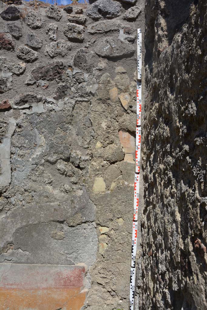 IX.5.18 Pompeii. May 2017. Room h, east wall at south end with downpipe from upper floor.
Foto Christian Beck, ERC Grant 681269 DÉCOR.