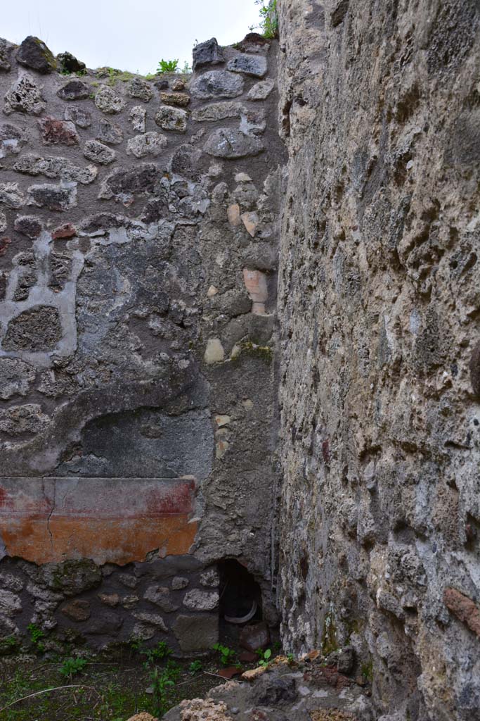 IX.5.18 Pompeii. March 2017. Room h, looking towards latrine in south-east corner.
Foto Christian Beck, ERC Grant 681269 DÉCOR.