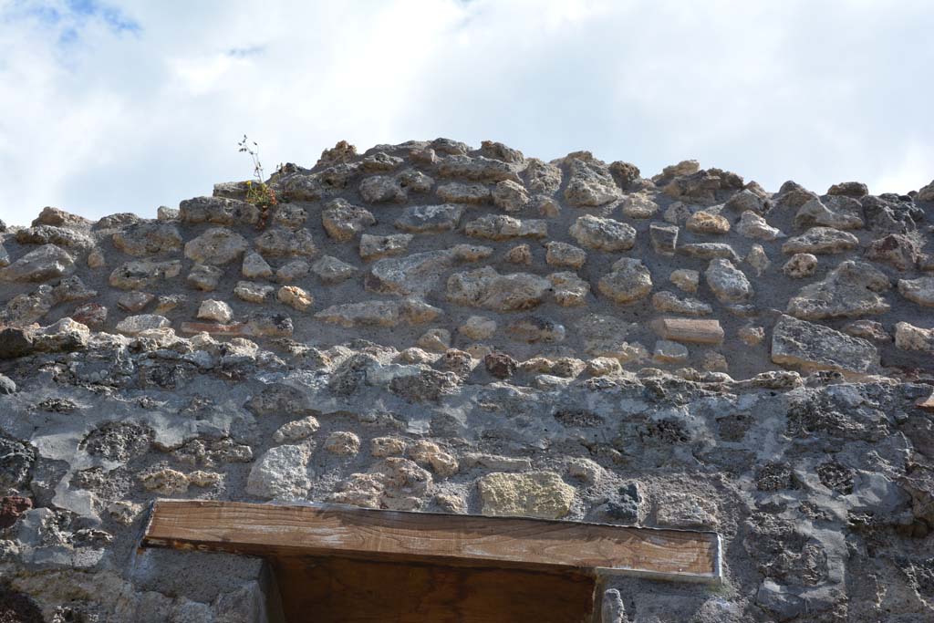 IX.5.18 Pompeii. May 2017. Room h, upper south wall above window at west end. 
Foto Christian Beck, ERC Grant 681269 DÉCOR.