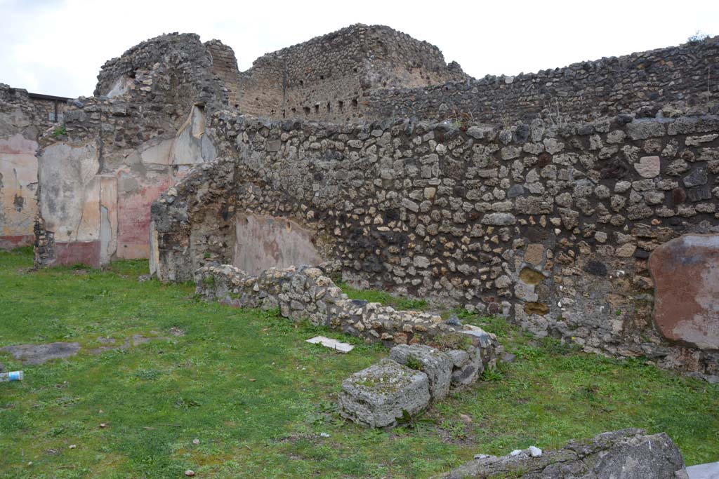 IX.5.18 Pompeii. March 2018. 
Room “k”, looking north-east across atrium “b” towards remaining walls. 
Foto Annette Haug, ERC Grant 681269 DÉCOR.
