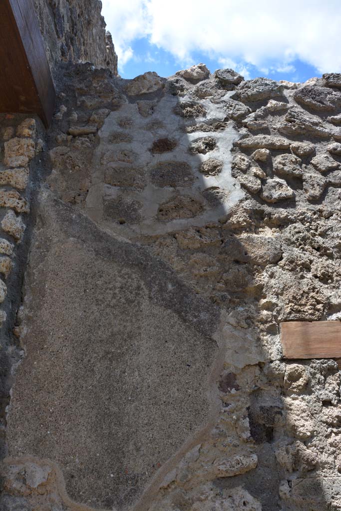 IX.5.18 Pompeii. May 2017. Room “q”, upper north wall on west side of doorway to room “t”.
Foto Christian Beck, ERC Grant 681269 DÉCOR.