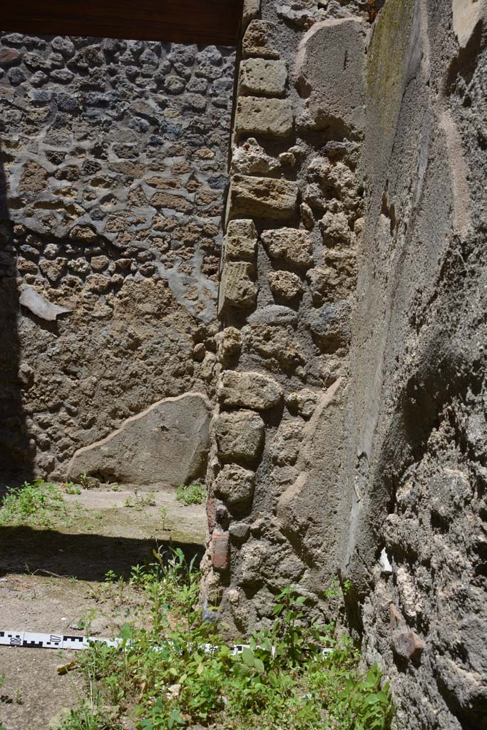 IX.5.18 Pompeii. May 2017. Room “q”, pilaster on east side of doorway to room “t”.
Foto Christian Beck, ERC Grant 681269 DÉCOR.