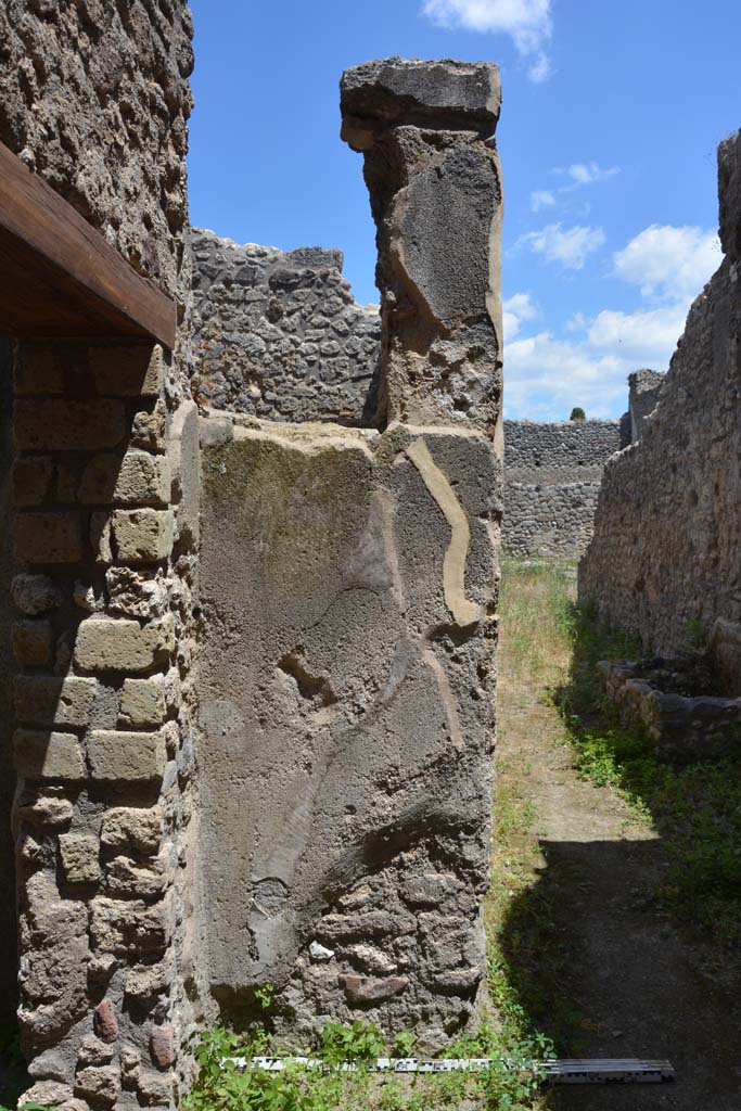 IX.5.18 Pompeii. May 2017. 
Room “q”, looking east from outside doorway to room “t”, towards window in room “s”.
Foto Christian Beck, ERC Grant 681269 DÉCOR.