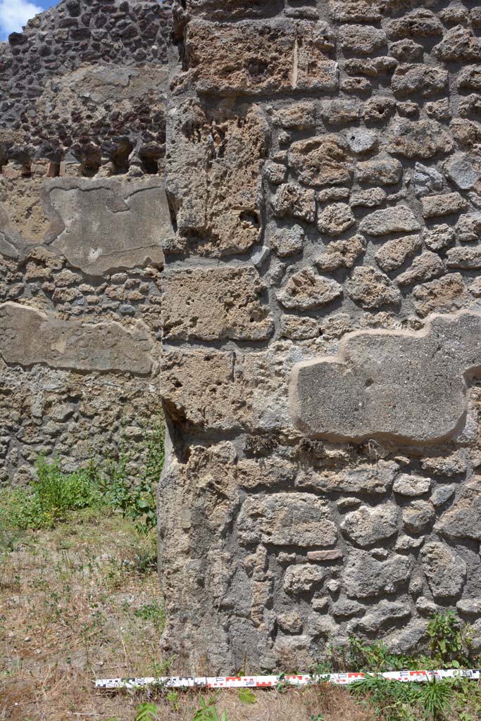 IX.5.18 Pompeii. May 2017. 
Room “q”, looking north to doorway to room “r”, on left, and wall on its east side.
Foto Christian Beck, ERC Grant 681269 DÉCOR.