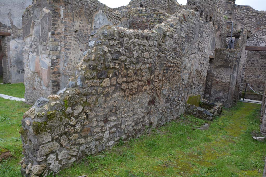 IX.5.18 Pompeii. March 2018. Corridor “q”, looking west along south wall from entrance near area “z”, on left. 
Foto Annette Haug, ERC Grant 681269 DÉCOR