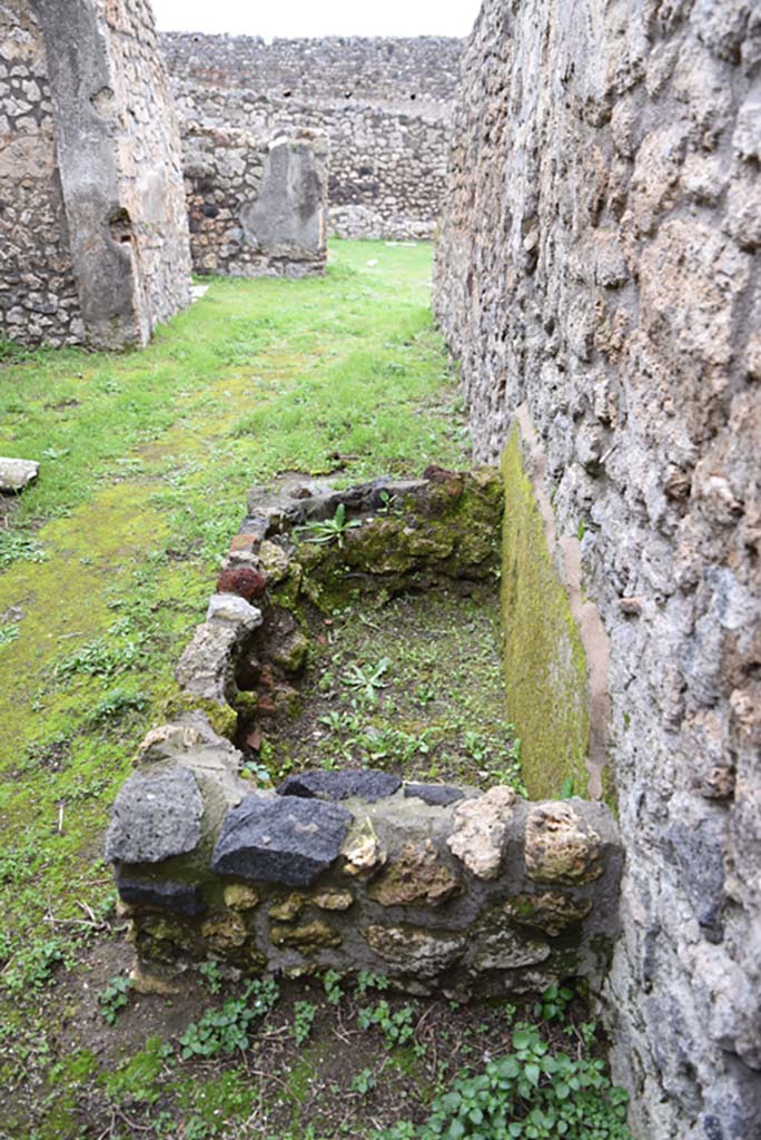 IX.5.18 Pompeii. March 2018. Corridor “q”, looking east across tub/basin against south wall. 
Foto Annette Haug, ERC Grant 681269 DÉCOR