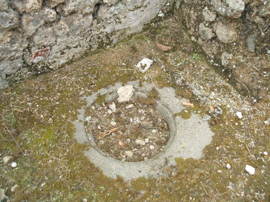 IX.5.18 Pompeii. May 2005. Corridor “q”, cistern mouth “w” in corridor “q” leading to entrance at IX.5.21.
Area “w”, according to Zevi, was a masonry bench or counter with a basin and a cistern.
See Zevi, F., 1964. La Casa Reg IX.5.18-21 a Pompei e le sue pitture: Studi Miscellanei 5. Roma: Bretschneider, p. 11, T: VIII,4.
See Zevi, F., 1964. La Casa Reg IX.5.18-21 a Pompei e le sue pitture: Studi Miscellanei 5. Roma: Bretschneider, p. 11, T: VIII,4.