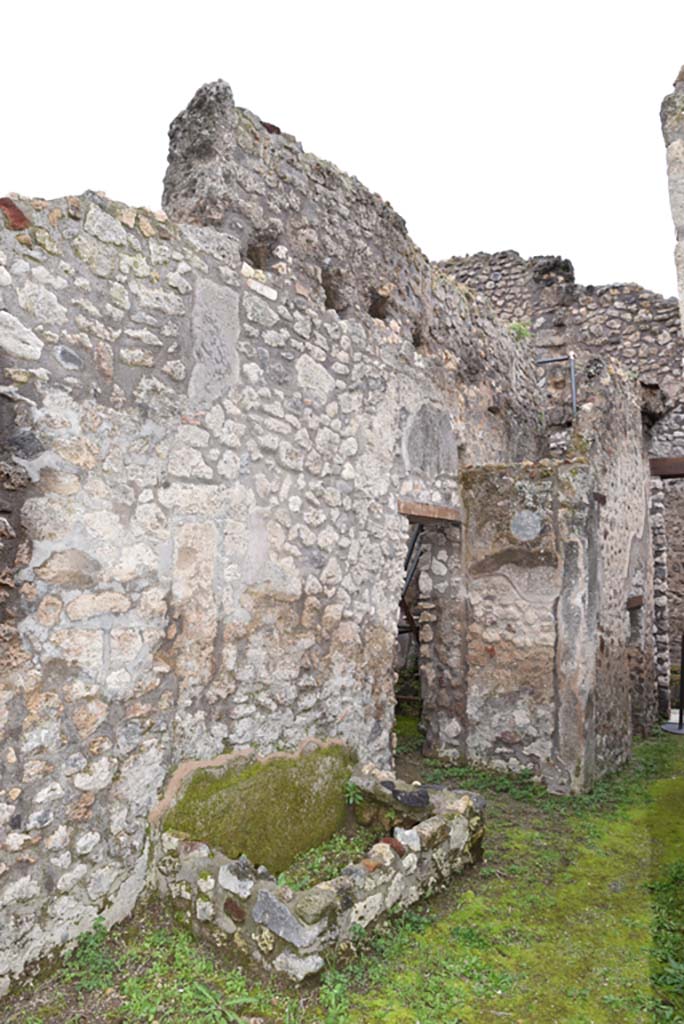 IX.5.18 Pompeii. March 2018. Corridor “q”, looking west along south wall from near tub/basin.
Foto Annette Haug, ERC Grant 681269 DÉCOR
