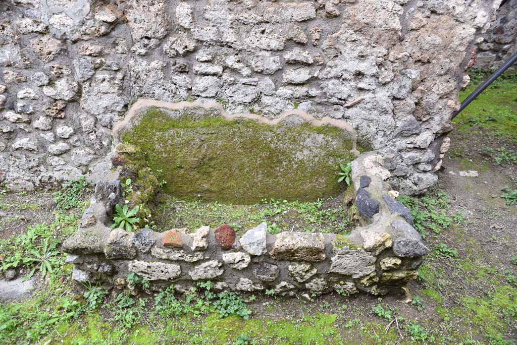 IX.5.18 Pompeii. March 2018. Corridor “q”, tub/basin against south wall of corridor.
Foto Annette Haug, ERC Grant 681269 DÉCOR