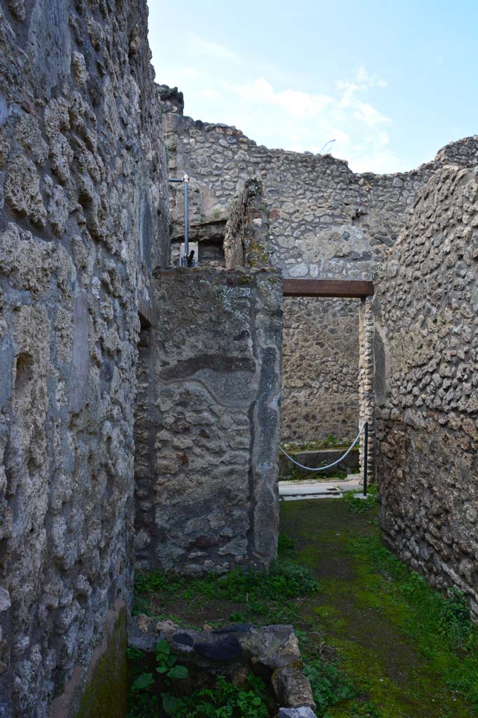 IX.5.18 Pompeii. March 2017. 
Corridor “q”, looking west from near tub/basin towards entrance doorway at IX.5.21.
Foto Christian Beck, ERC Grant 681269 DÉCOR.