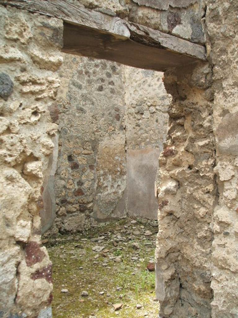 IX.5.18 Pompeii. May 2005. 
Room u, looking south-west through doorway across room on south side of corridor q.