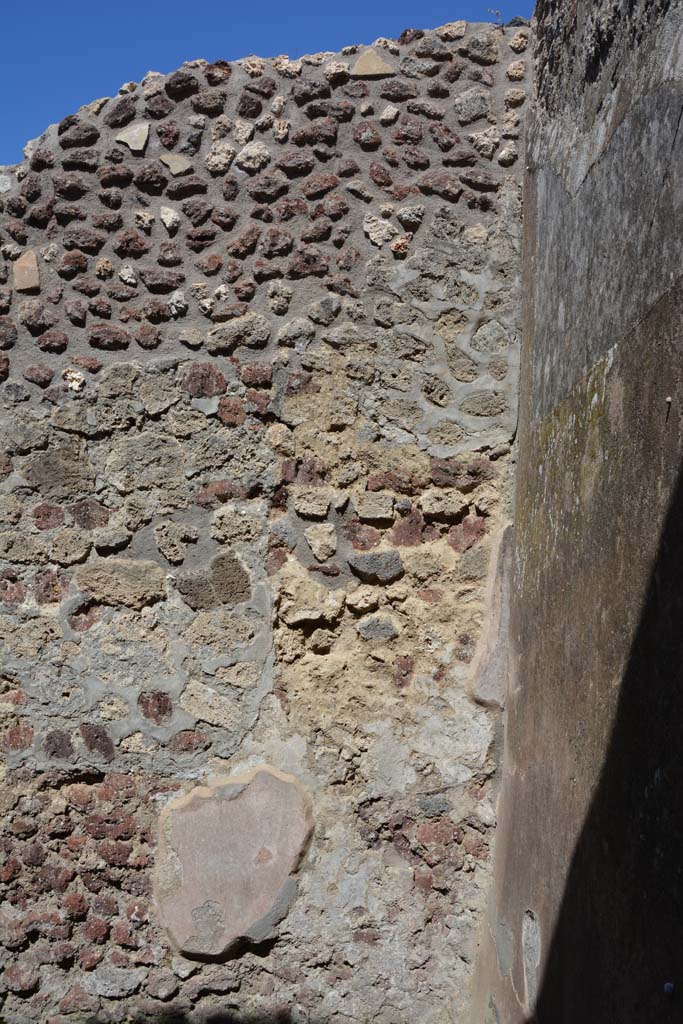 IX.5.18 Pompeii. May 2017. Room u, east wall in south-east corner.
Foto Christian Beck, ERC Grant 681269 DÉCOR.