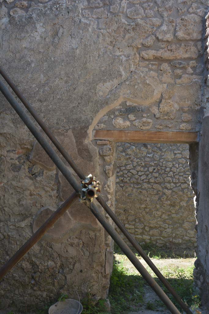 IX.5.18 Pompeii. May 2017. Room u, north wall at east end with doorway into corridor q.
Foto Christian Beck, ERC Grant 681269 DÉCOR.
