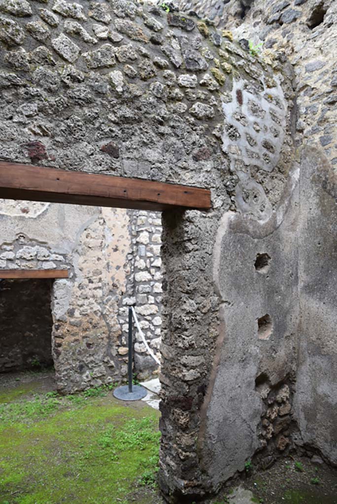 IX.5.18 Pompeii. March 2018.  Room “t”, south wall and south-west corner.
Foto Annette Haug, ERC Grant 681269 DÉCOR.