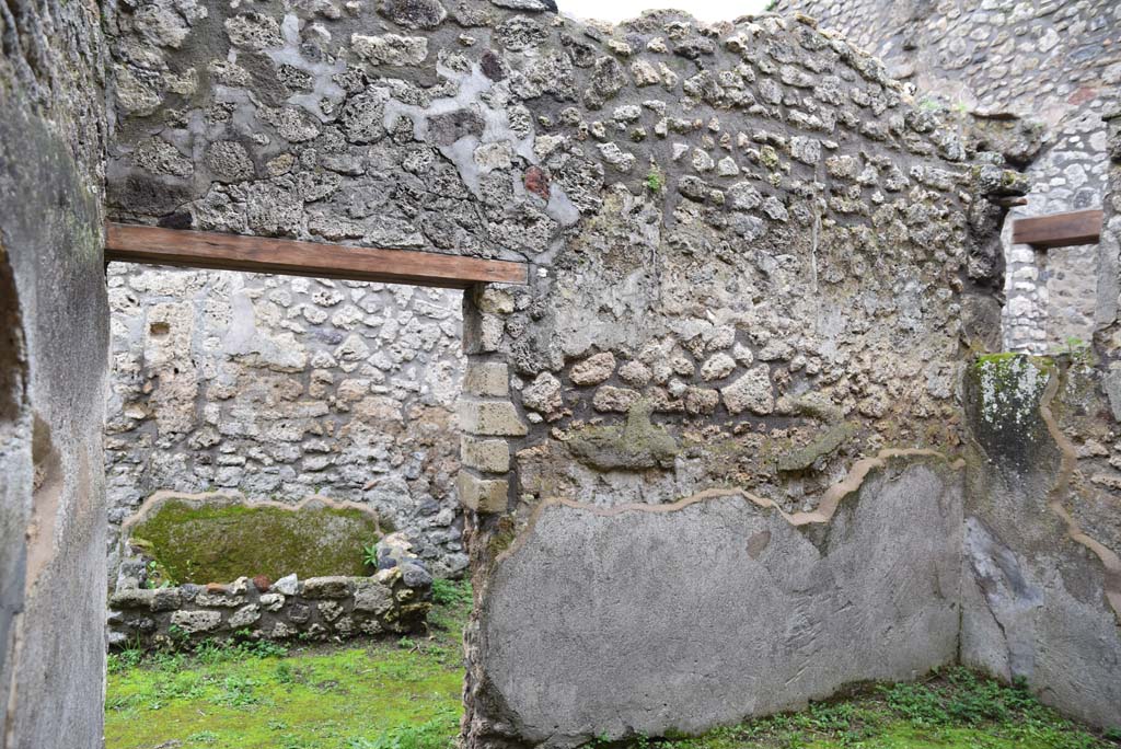 IX.5.18 Pompeii. March 2018.  Room “s”, looking towards south wall with doorway into corridor “q”, and across to tub/basin.
Foto Annette Haug, ERC Grant 681269 DÉCOR.