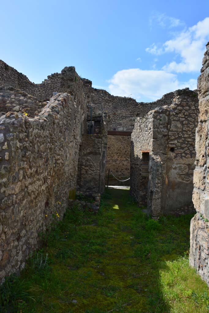 IX.5.18 Pompeii. March 2017. Corridor “q”, looking west from near room “r”, on right.
Foto Christian Beck, ERC Grant 681269 DÉCOR.