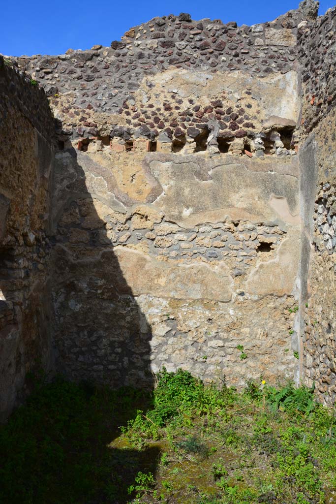 IX.5.18 Pompeii. March 2017. Room r, looking through wide doorway towards north wall.
Foto Christian Beck, ERC Grant 681269 DÉCOR.