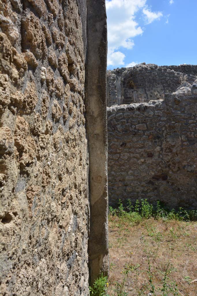 IX.5.18 Pompeii. May 2017. Room r, looking south along east wall.
Foto Christian Beck, ERC Grant 681269 DÉCOR.