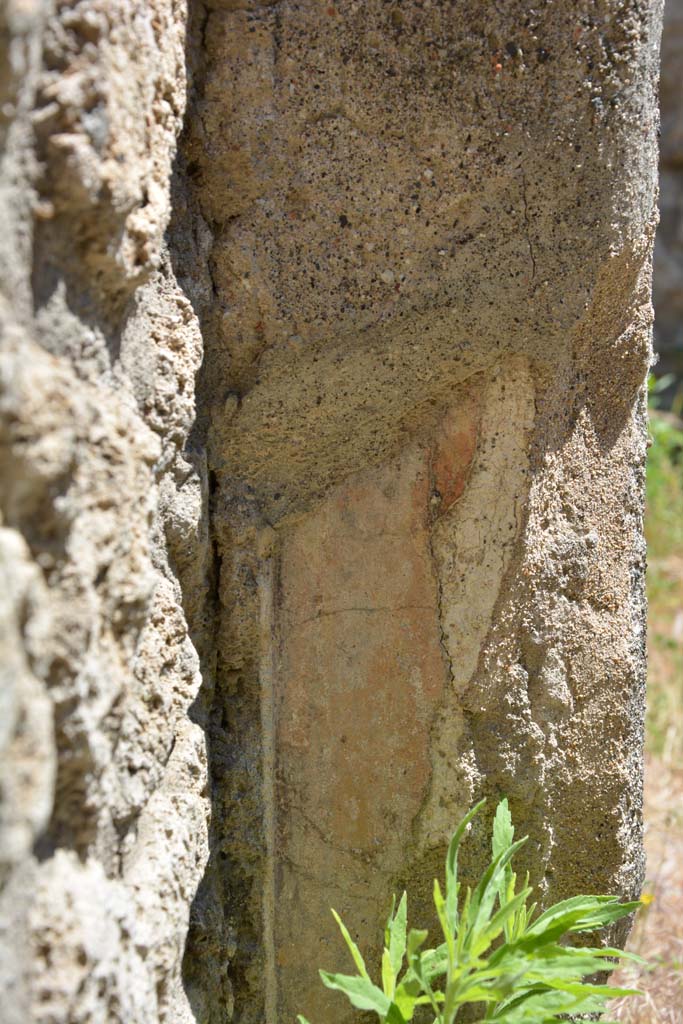 IX.5.18 Pompeii. May 2017. Room r, remaining decoration from pilaster in south-east corner. 
Foto Christian Beck, ERC Grant 681269 DÉCOR.