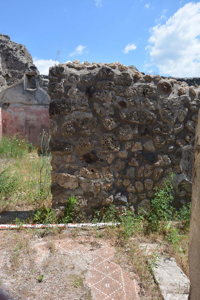 IX.5.18 Pompeii. May 2017. 
Room p, looking towards east wall on south side of doorway to room l (L), on left, and doorway to corridor q, on right. 
Foto Christian Beck, ERC Grant 681269 DÉCOR.