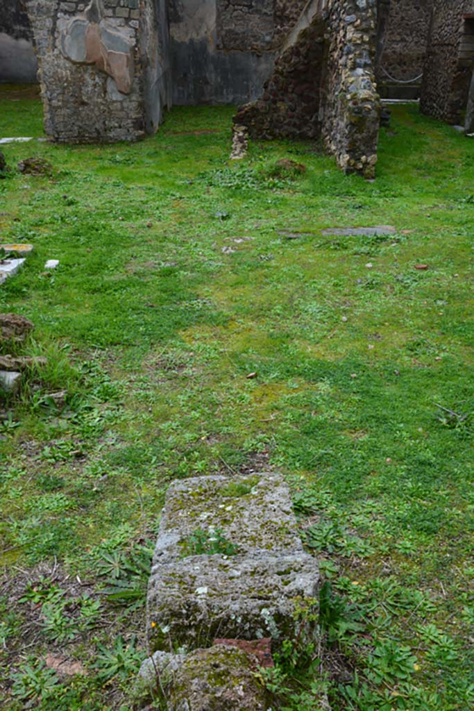 IX.5.18 Pompeii. March 2018.  
Room “l” (L), looking west from east side of area on south side of room “l” (L). 
Foto Annette Haug, ERC Grant 681269 DÉCOR.