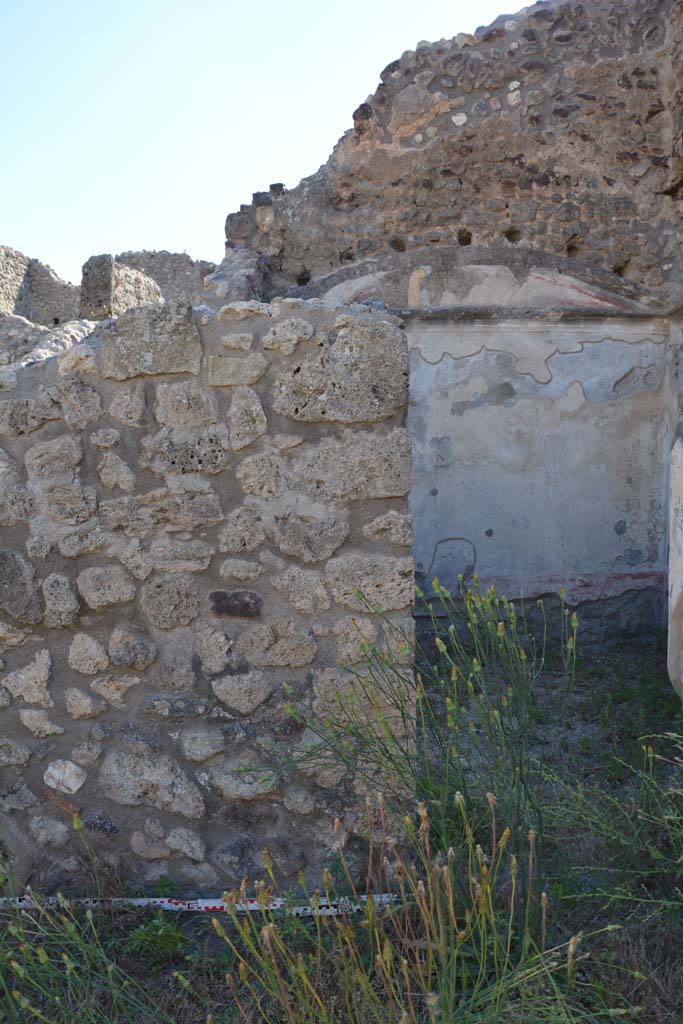 IX.5.18 Pompeii. May 2017. 
Room l (L), detail from west wall at south end with doorway to room p. 
Foto Christian Beck, ERC Grant 681269 DÉCOR.