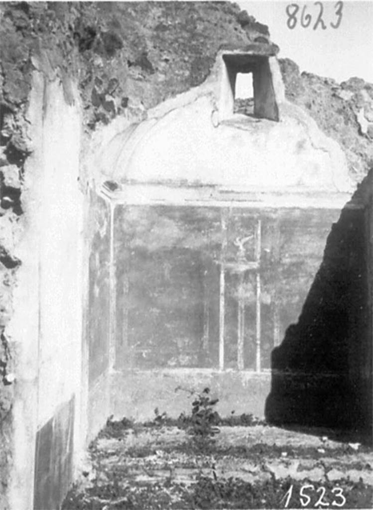 IX.5.18 Pompeii. 1929. Room n, small room, or alcove on east side in north-east corner.
DAIR 66.908. Photo © Deutsches Archäologisches Institut, Abteilung Rom, Arkiv. 
See http://arachne.uni-koeln.de/item/marbilderbestand/917174