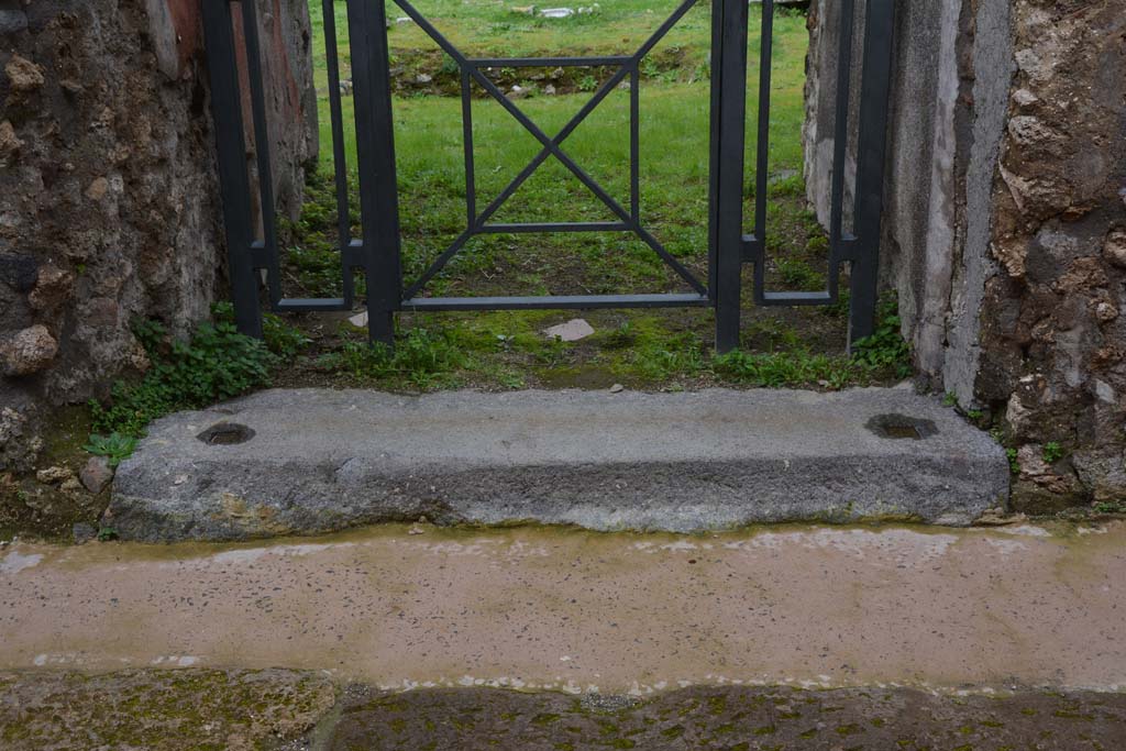 IX.5.18 Pompeii. March 2018. Looking north from roadway towards doorway threshold.
Foto Annette Haug, ERC Grant 681269 DÉCOR.