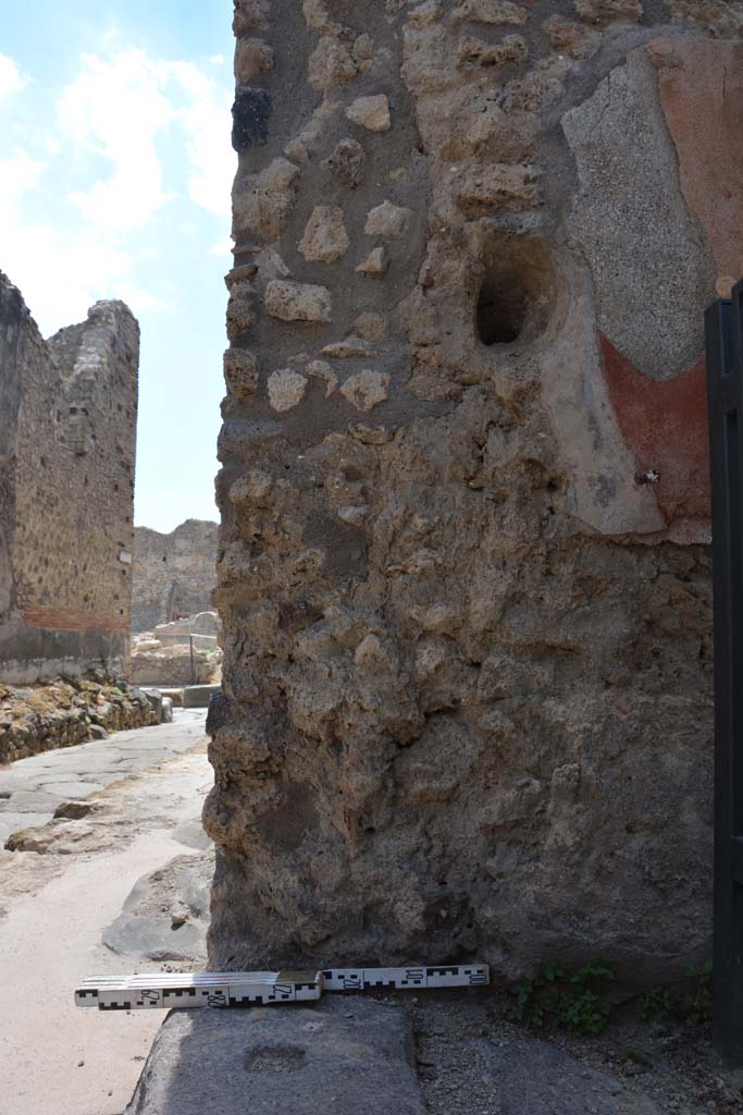 IX.5.18 Pompeii. May 2017. Room a, lower right side of entrance doorway.
Foto Christian Beck, ERC Grant 681269 DÉCOR.