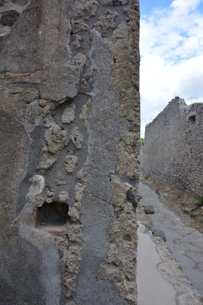 IX.5.18 Pompeii. May 2017. Room a, east side of entrance doorway.
Foto Christian Beck, ERC Grant 681269 DÉCOR.