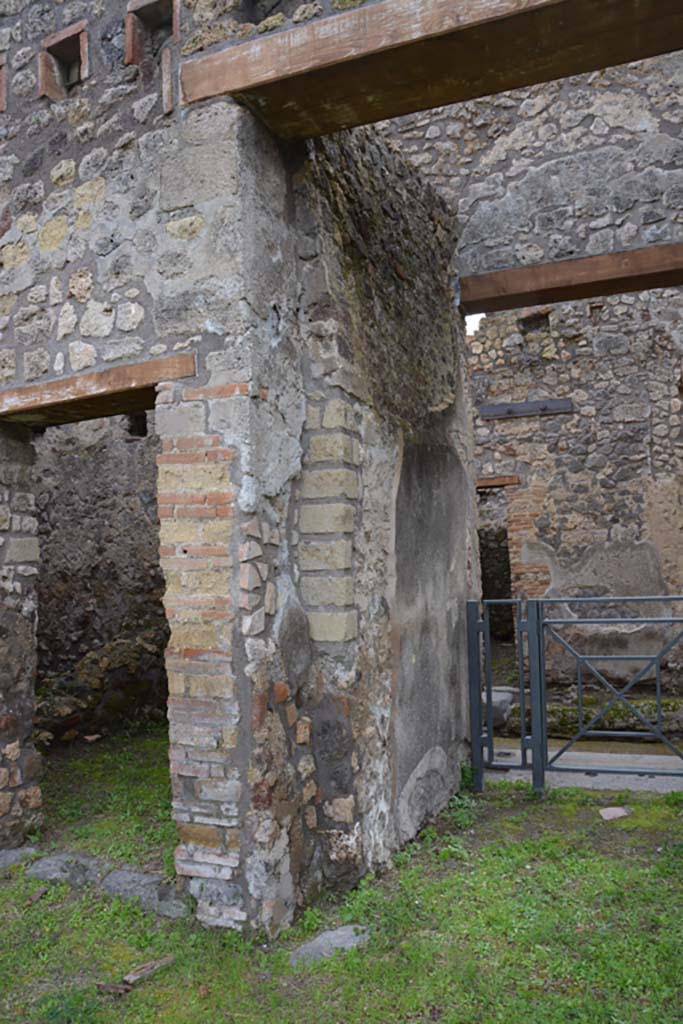 IX.5.18 Pompeii. March 2018. 
Room “a”, looking towards east side of entrance corridor, from atrium.
Foto Annette Haug, ERC Grant 681269 DÉCOR.