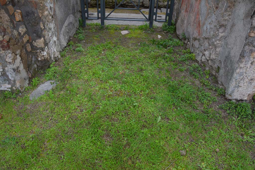 IX.5.18 Pompeii. March 2018. Room “a”, entrance corridor, looking south across flooring. 
Foto Annette Haug, ERC Grant 681269 DÉCOR.