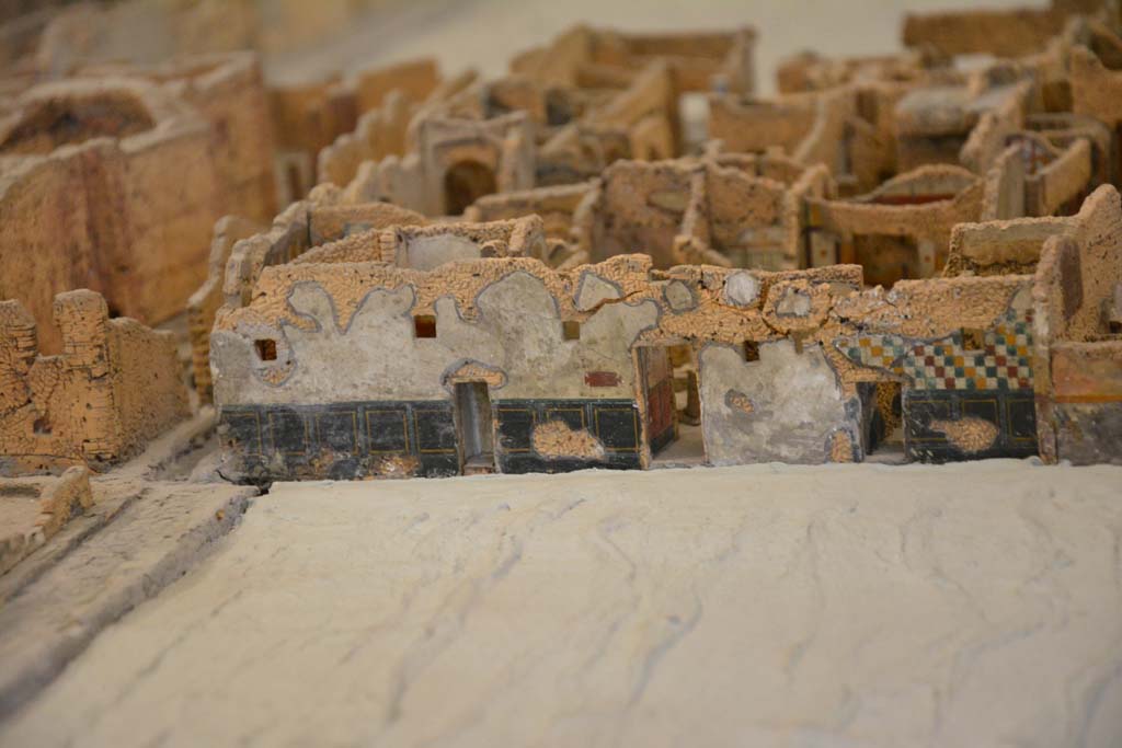 IX.5.19 and IX.5.18, Pompeii. July 2017. Doorways on north side of Vicolo between IX.5 and IX.6.
On the left is Vicolo di Tesmo. On the right with painted checkerboard front façade is IX.5.17.
From cork model in Naples Archaeological Museum.
Foto Annette Haug, ERC Grant 681269 DÉCOR
