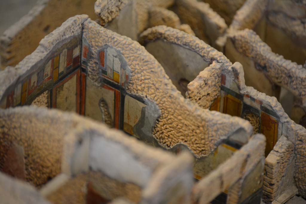 IX.5.18 Pompeii. July 2017. Looking towards decorated north-west corner of triclinium f.
From cork model in Naples Archaeological Museum.
Foto Annette Haug, ERC Grant 681269 DÉCOR