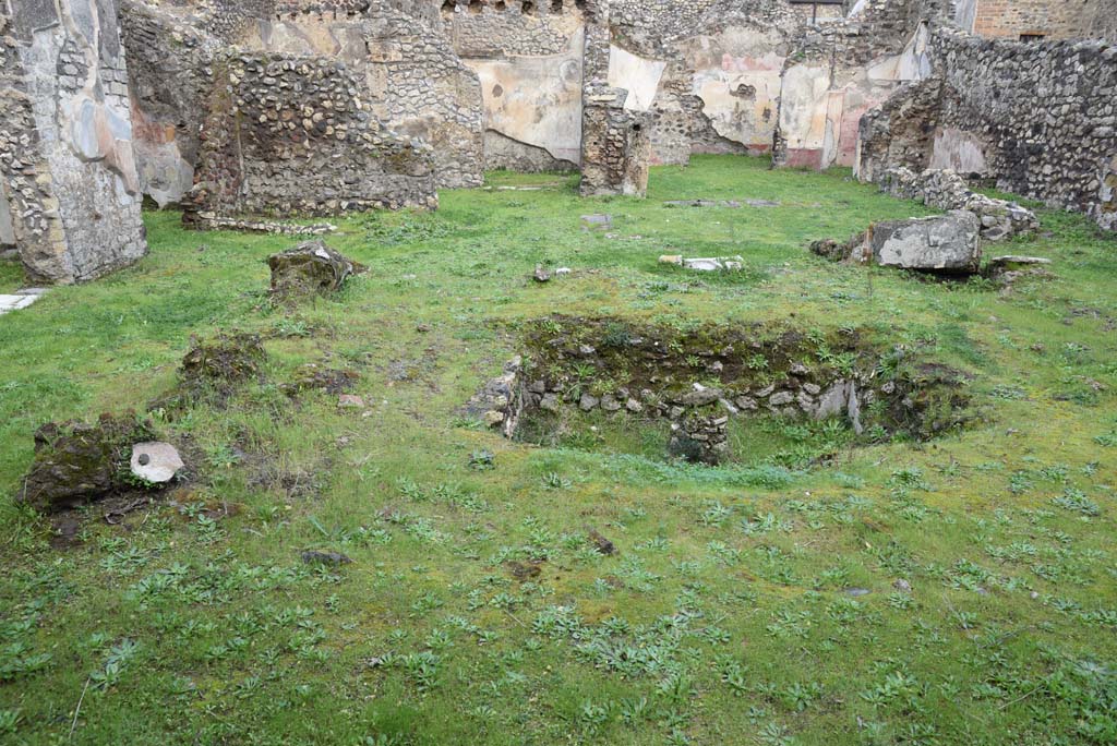 IX.5.18 Pompeii. March 2018. Room “b”, looking north towards west (portico) side of pool in atrium/courtyard garden area.
Foto Annette Haug, ERC Grant 681269 DÉCOR.