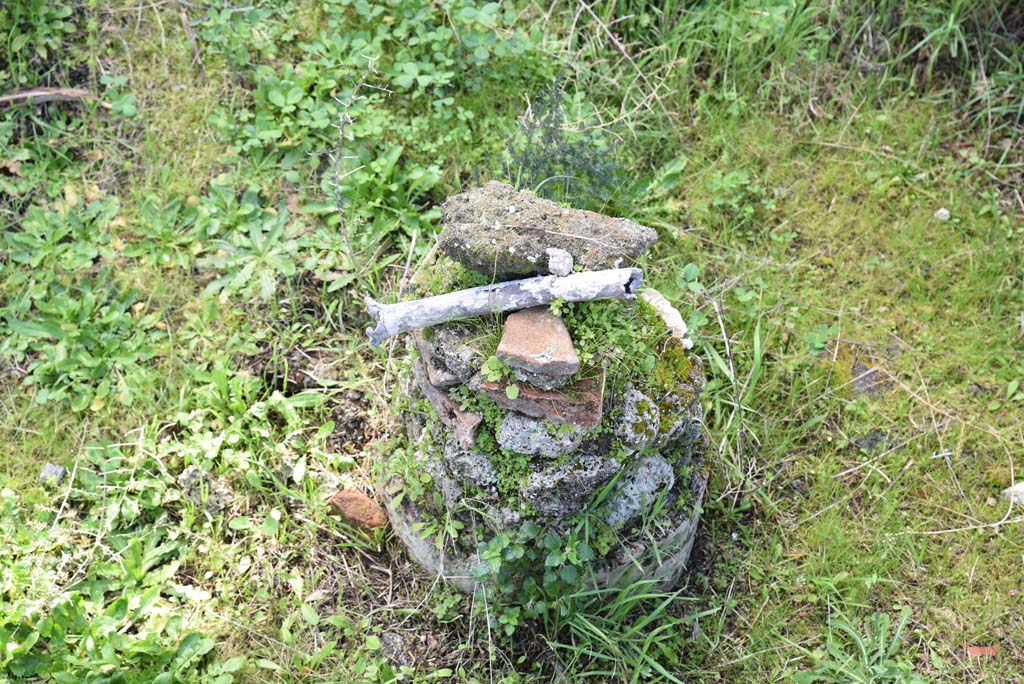 IX.5.18 Pompeii. March 2018. Atrium “b”, detail of remains of fountain column.
Foto Annette Haug, ERC Grant 681269 DÉCOR.