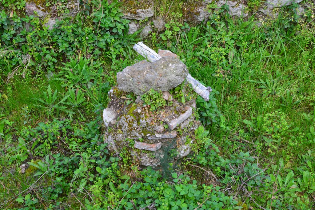 IX.5.18 Pompeii. March 2017. Room b, detail of remains of fountain column.
Foto Christian Beck, ERC Grant 681269 DÉCOR.
