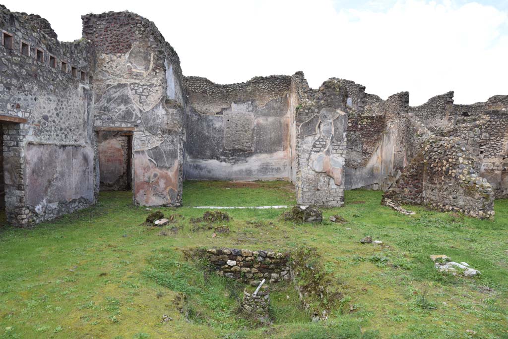 IX.5.18 Pompeii. March 2018. Atrium “b”, looking west from east side of pool. 
Foto Annette Haug, ERC Grant 681269 DÉCOR.
