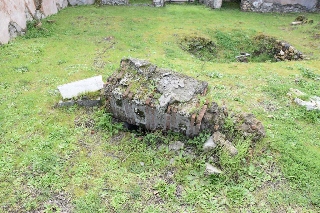 IX.5.18 Pompeii. March 2018. Atrium “b”, looking south towards fallen pillar from north-east side of pool. 
Foto Annette Haug, ERC Grant 681269 DÉCOR.