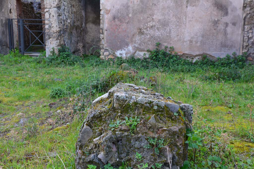 IX.5.18 Pompeii. March 2017. Room b, looking south across remains of pillar in atrium/courtyard garden area.
Foto Christian Beck, ERC Grant 681269 DÉCOR.