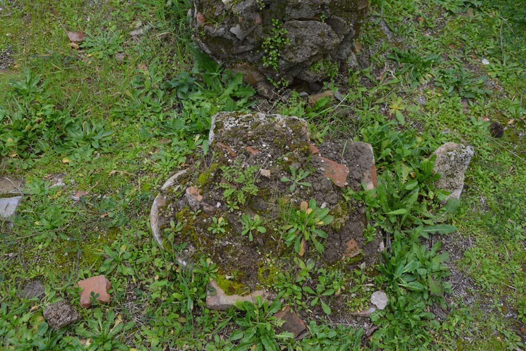 IX.5.18 Pompeii. March 2018. Atrium “b”, remains of a pillar into which a semi-column was built into it.
Foto Annette Haug, ERC Grant 681269 DÉCOR.