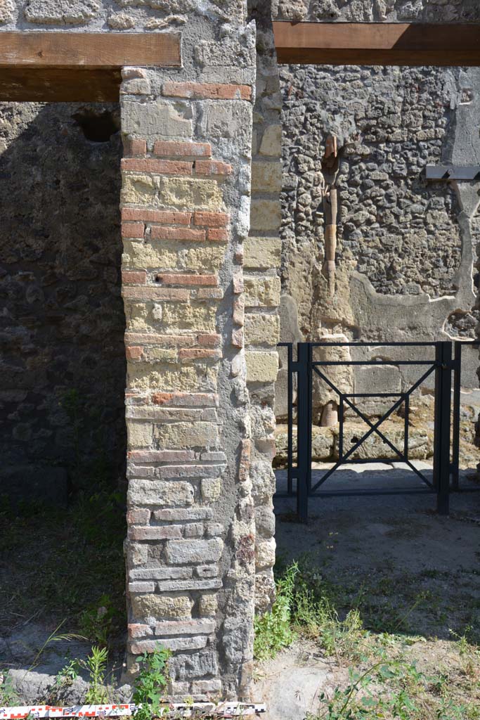 IX.5.18 Pompeii. May 2017. 
Room b, south side, pilaster between doorway to room h, on left, and entrance corridor.
Foto Christian Beck, ERC Grant 681269 DÉCOR