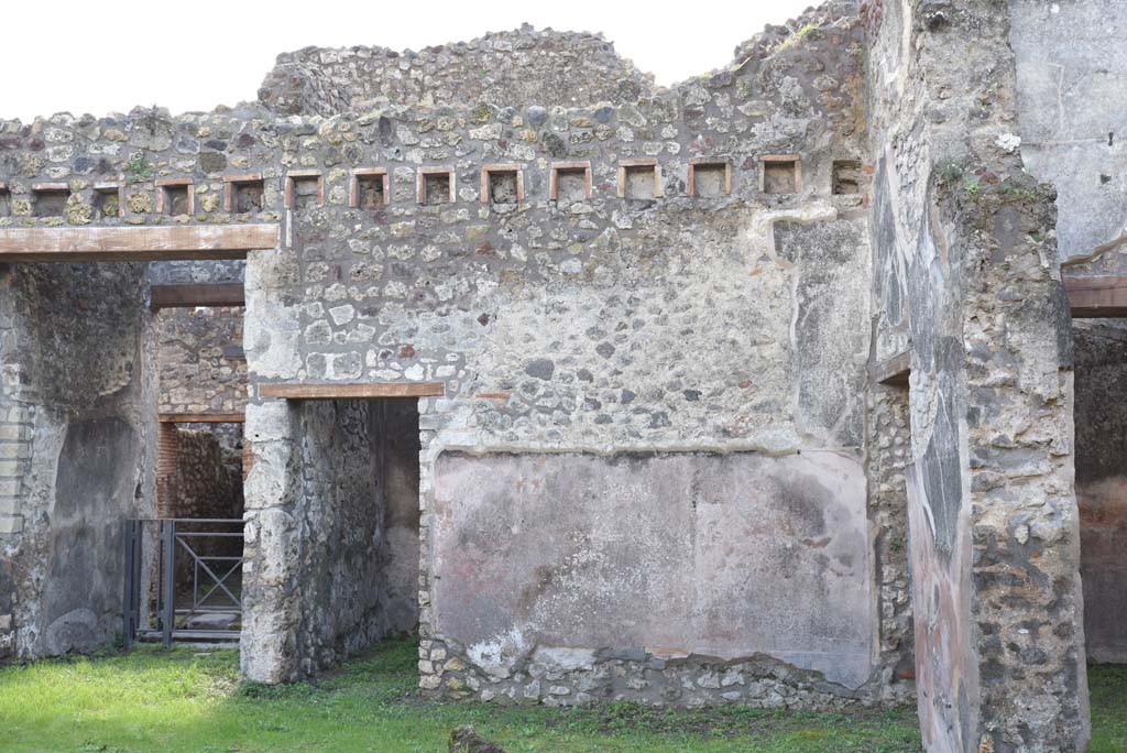 IX.5.18 Pompeii. March 2018. 
Doorways on south-west side of atrium/courtyard garden, entrance doorway, on left, with room “c”, centre left, and room “d”, on right.   
Foto Annette Haug, ERC Grant 681269 DÉCOR.