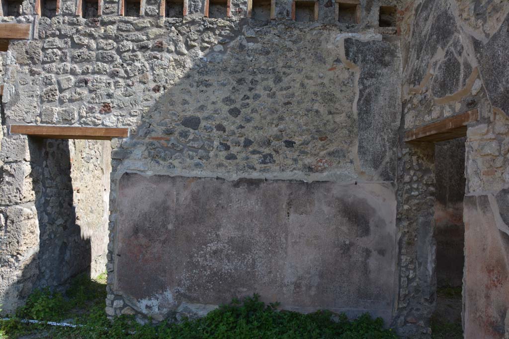 IX.5.18 Pompeii. May 2017. 
Room b, south-west corner, with doorway to room c, on left, and to room d, on right.
Foto Christian Beck, ERC Grant 681269 DÉCOR.