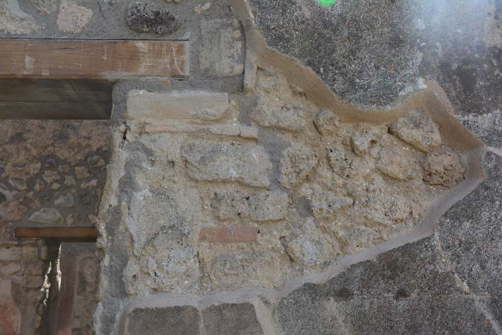 IX.5.18 Pompeii. May 2017. Room b, west side, detail from pilaster with doorway to room d, on left. 
Foto Christian Beck, ERC Grant 681269 DÉCOR.