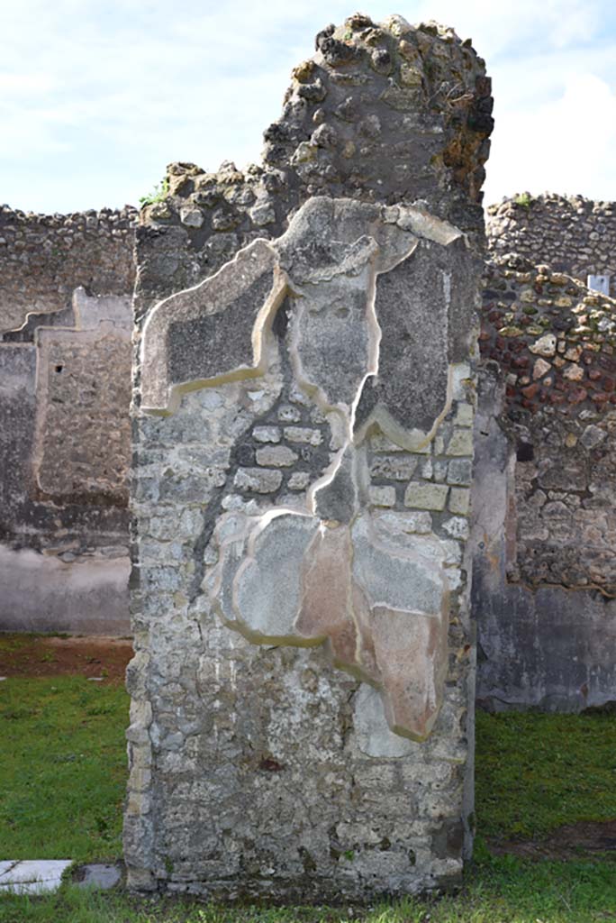 IX.5.18 Pompeii. March 2018. 
Room “b”, west side, pilaster between room “f”, on left, and room “g”, on right.
Foto Annette Haug, ERC Grant 681269 DÉCOR.