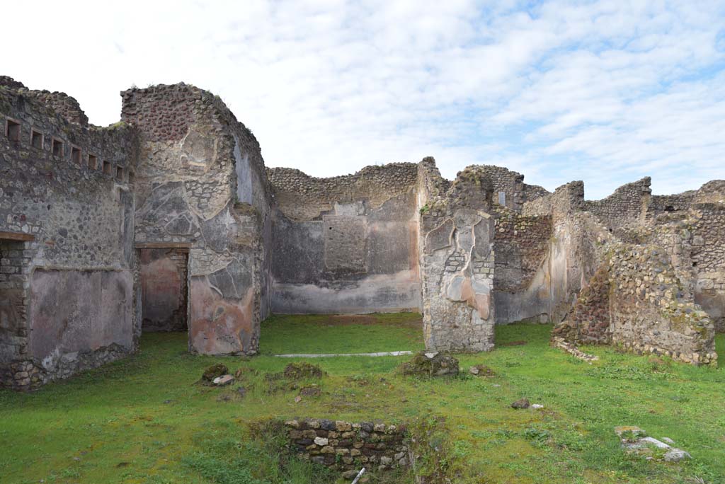 IX.5.18 Pompeii. March 2018. 
Room “b”, west side, doorway to room “d”, centre left, to room “f”, in centre, and room “g”, on right, with area “z”, extreme right.
Foto Annette Haug, ERC Grant 681269 DÉCOR.