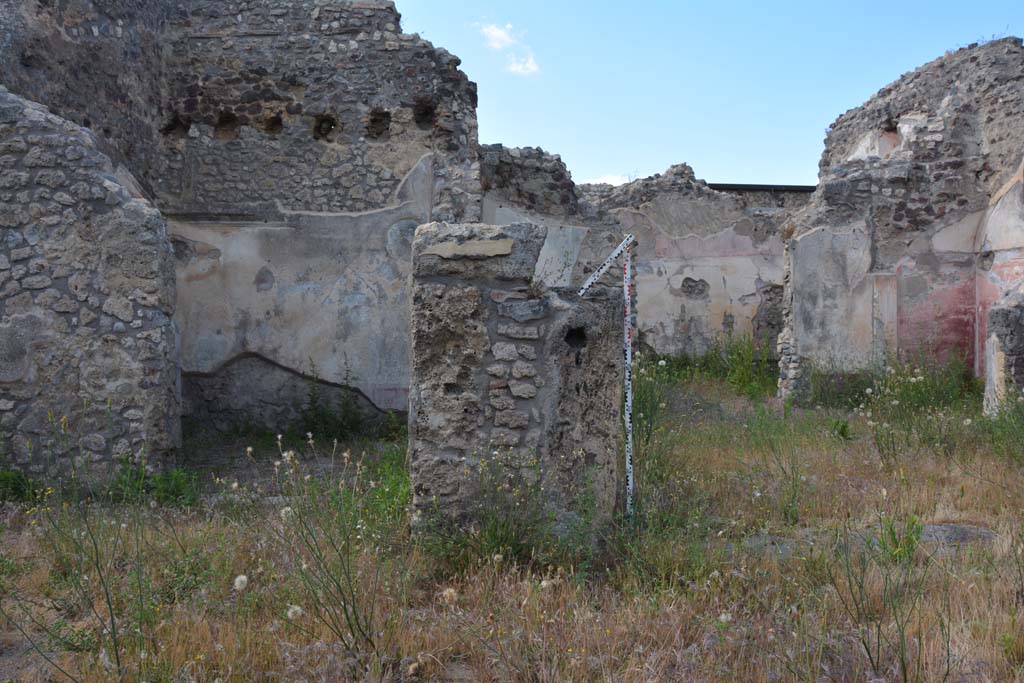 IX.5.18 Pompeii. May 2017. 
Room b, north side of atrium/garden, looking towards pilaster on west side of entrance to room l (L), on right, with room p, on left.
Foto Christian Beck, ERC Grant 681269 DÉCOR.